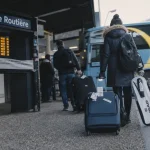 Navette grenoble alpes d'huez : quai de gare à Grenoble et voyageurs