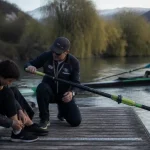 Aviron grenoble : débutant en gilet ajuste ses chaussures sur le quai
