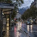 Quartier exposition-bajatière à Grenoble : arrêt de bus et panneaux Jeux-Olympiques